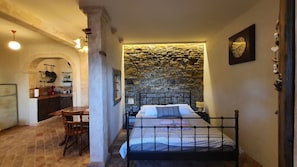 Romantic Studio (Monfort) | Individually decorated, individually furnished, desk, soundproofing - Monfort Apartments (Piran)