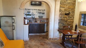 ロマンティック スタジオ (Monfort) | リビング エリア | LED テレビ