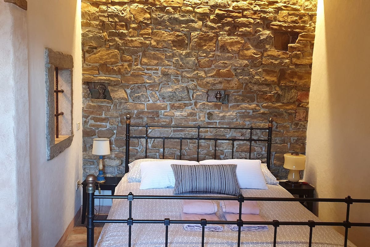 Romantische studio (Monfort) | Individueel gedecoreerd, individueel gemeubileerd, een bureau