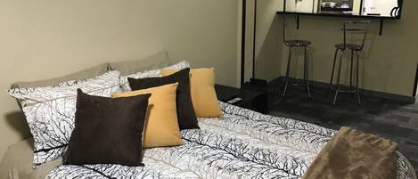 1 bedroom, desk, WiFi