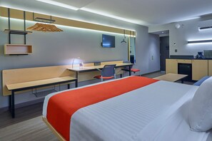 Escritorio, espacio para trabajar con laptop y cortinas blackout 