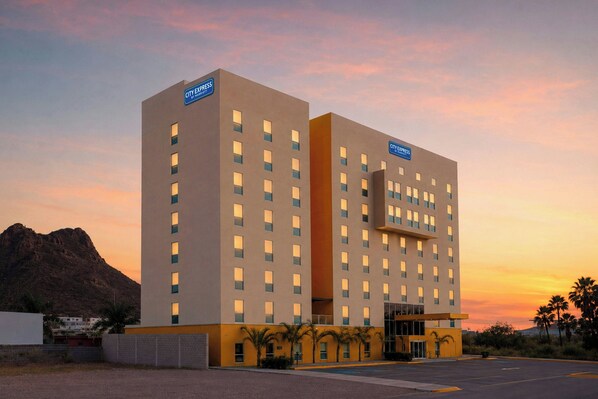 A City Express hotel with a modern design, featuring a prominent entrance, multiple floors, and a parking lot. - City Express by Marriott Guaymas (Guaymas)