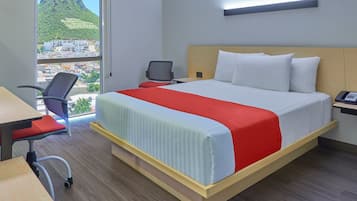 Zimmer, 1 Queen-Bett | Schreibtisch, laptopgeeigneter Arbeitsplatz, Verdunkelungsvorhänge