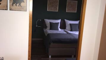 2 chambres, fer et planche à repasser, Wi-Fi, draps fournis