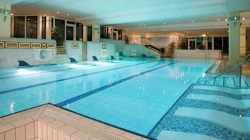Una piscina techada, una piscina al aire libre