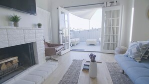 TV, fireplace, Netflix, books - Stylish and Bright unit across the street from the beach at half the cost! (Newport Beach)