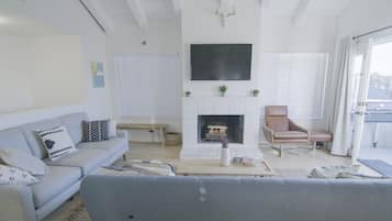 Televisión, chimenea, Netflix y libros