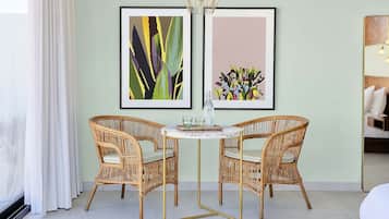 Cofres nos quartos, cortinas blackout, quartos à prova de som