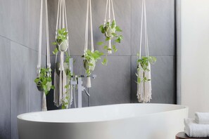 Een douche, een regendouche, een haardroger, handdoeken