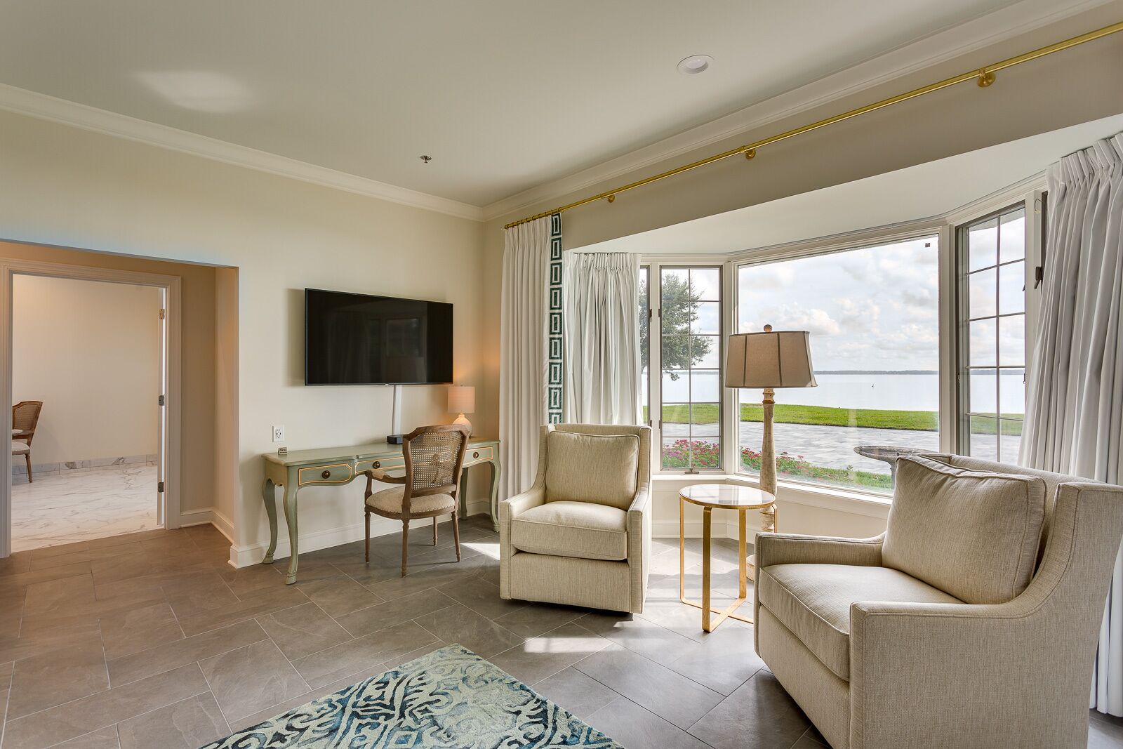 أغطية فراش متميزة وبديكورات فريدة لكل غرفة وطراز فريد لكل وحدة ومكتب