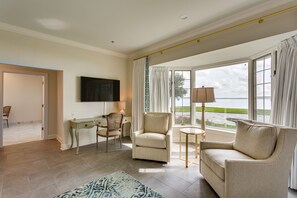 Deluxe Room Suite 4 | Premium bedding, individually decorated, individually furnished, desk