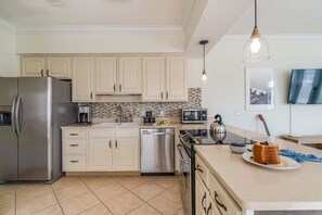 Een koelkast, een microgolfoven, een oven, een kookplaat