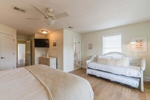 8 slaapkamers, een strijkplank/strijkijzer, gratis wifi, beddengoed