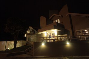 住宿正面 (夜晚)