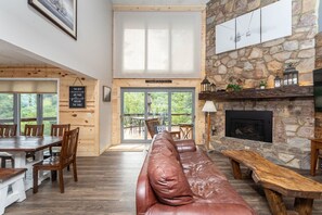 Televisión y chimenea 