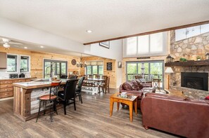 TV, fireplace - King Lodge: 5000sf 7 BR Amazing Slope Views! (McGaheysville)