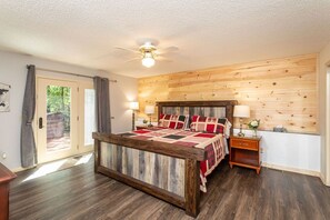 7 bedrooms, travel cot, WiFi - King Lodge: 5000sf 7 BR Amazing Slope Views! (McGaheysville)