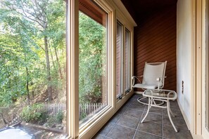 Interior - King Lodge: 5000sf 7 BR Amazing Slope Views! (McGaheysville)