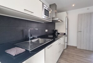 Refrigerador, microondas, placa de cocina, cafetera/tetera