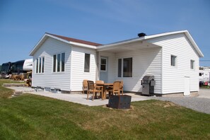 Deluxe-Chalet, 2 Schlafzimmer, Küche, Seeblick | Terrasse/Patio