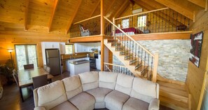 Premium-Chalet, 3 Schlafzimmer, Seeblick, Bergseite | Wohnbereich | 15-Zoll-Flachbildfernseher mit Kabelempfang, Fernseher