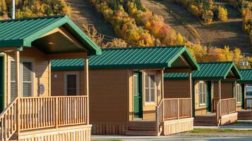 Deluxe-Ferienhütte, 1 Schlafzimmer, Kochnische, Seeblick | Terrasse/Patio