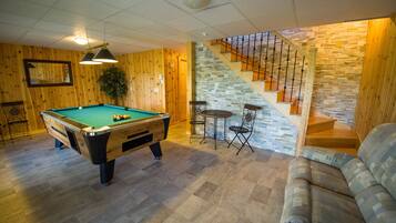 Premium-Chalet, 3 Schlafzimmer, Seeblick, Bergseite | Wohnzimmer | 15-Zoll-Flachbildfernseher mit Kabelempfang, Fernseher
