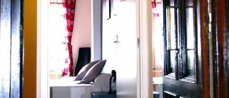 تلفزيون بشاشة مسطحة