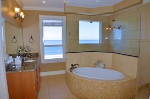 Dusche, Haartrockner, Handtücher, Toilettenpapier