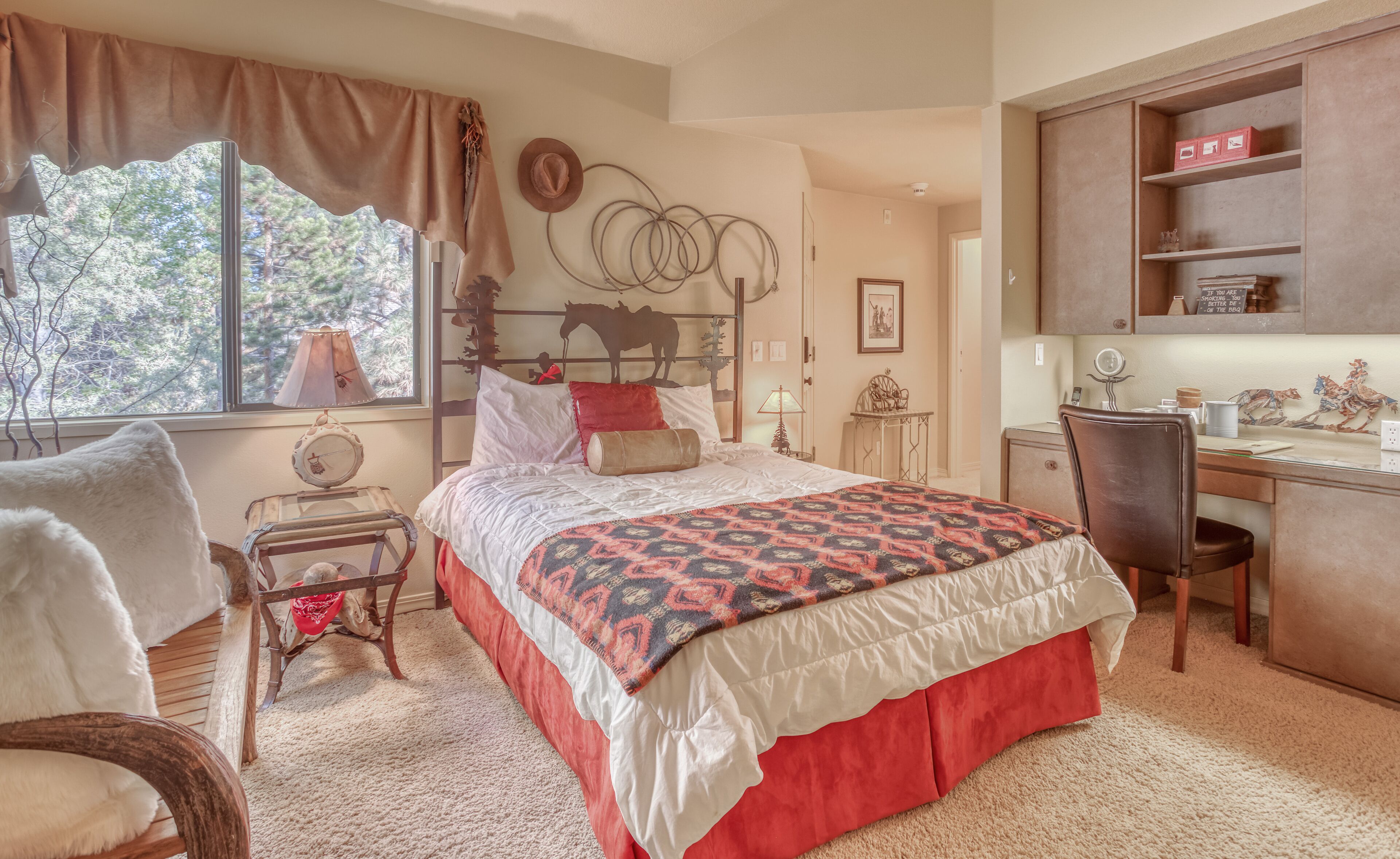 Private, Hotel Style Room, Queen bed at Desirable Mount Bachelor Village Resort