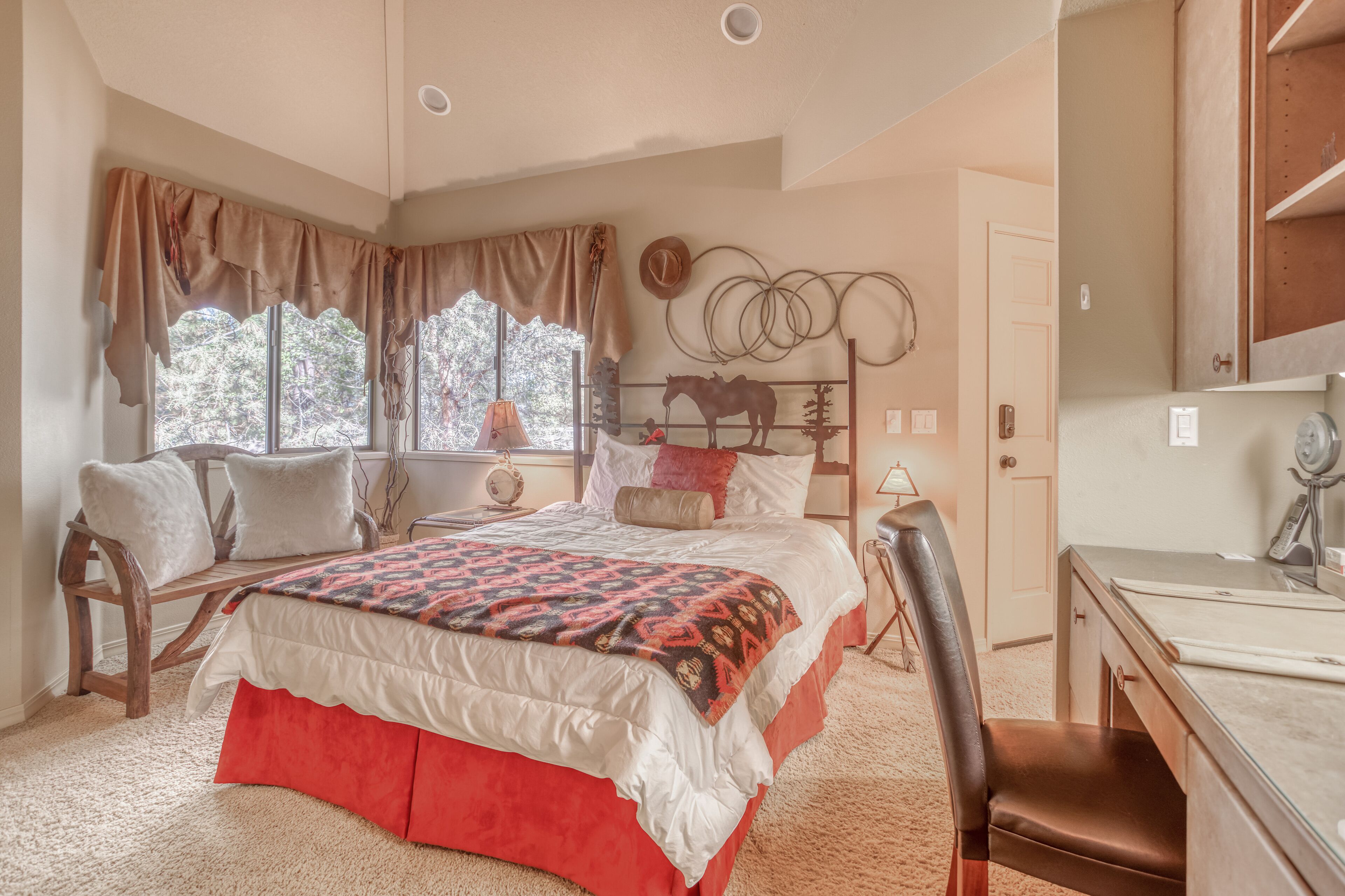 Private, Hotel Style Room, Queen bed at Desirable Mount Bachelor Village Resort