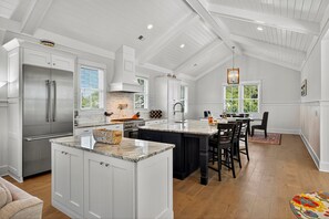 ثلاجة، ميكروويف، فرن، موقد طهي مسطح