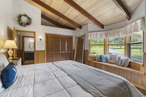 4 bedrooms, iron/ironing board, free WiFi, bed sheets - Table Rock Sunset Lakefront w/ Wood Fireplace, Billiards, Cmty Hot Tub, Free Tix & Near Big Cedar (Hollister)