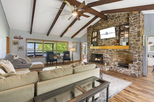 Table Rock Sunset Lakefront w/ Wood Fireplace, Billiards, Cmty Hot Tub, Free Tix & Near Big Cedar