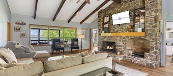 Table Rock Sunset Lakefront w/ Wood Fireplace, Billiards, Cmty Hot Tub, Free Tix & Near Big Cedar