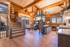 콘도, 침대(여러 개) (See Forever Cabin 107 (Condo)) | 거실 | TV, 벽난로