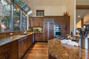 Ferienhaus, Mehrere Betten (Crystal Chalet #12 (Private Home)) | Eigene Küche | Esstisch