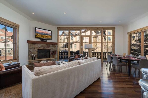 House, Multiple Beds (Belvedere Park 4 (Town Home)) | Living room | Table football - Belvedere Park 4 (Telluride)