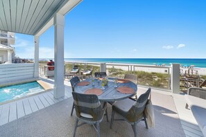 屋外ダイニングエリア