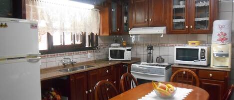 Réfrigérateur, micro-ondes, plaque de cuisson, cafetière/bouilloire