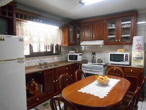 Geladeira, micro-ondas, cooktop, cafeteira/chaleira