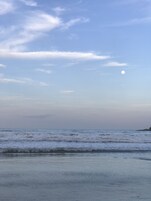 Tæt på stranden, hvidt sand, liggestole, parasoller