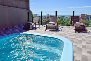 2 udendørs pools, åben fra kl. 12.00 til kl. 22.00, liggestole