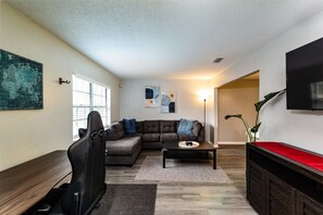 TV, fireplace, video games, offices - Four Bedrooms, Hot Tub + Pool. (Gainesville)