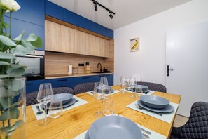 Appartement (A1) | Cuisine privée | Réfrigérateur, four à micro-ondes, un four, surface de cuisson