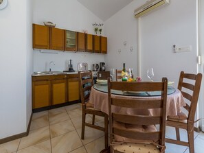 Cocina privada | Refrigerador, horno, parrilla de estufa y cafetera de espresso 