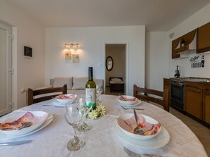 Yksityinen keittiö | Jääkaappi, uuni, liesi, espressokone