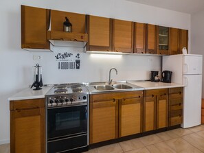 Yksityinen keittiö | Jääkaappi, uuni, liesi, espressokone