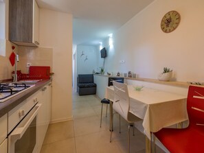 Eigene Küche | Kühlschrank, Ofen, Herdplatte, Espressomaschine