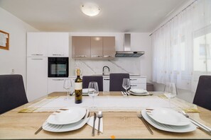 Departamento (A1) | Cocina privada | Refrigerador, horno, parrilla de estufa y lavavajillas 